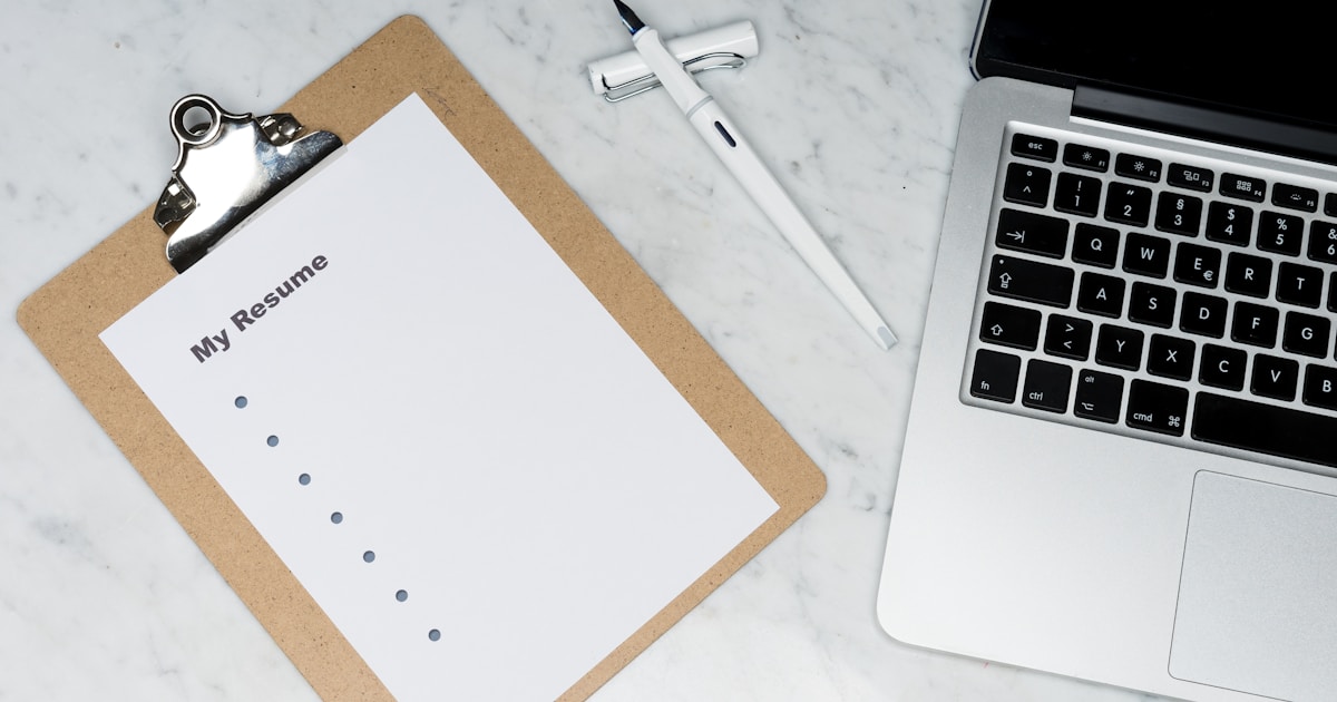 أوراق بحثية ولابتوب على مكتب عمل