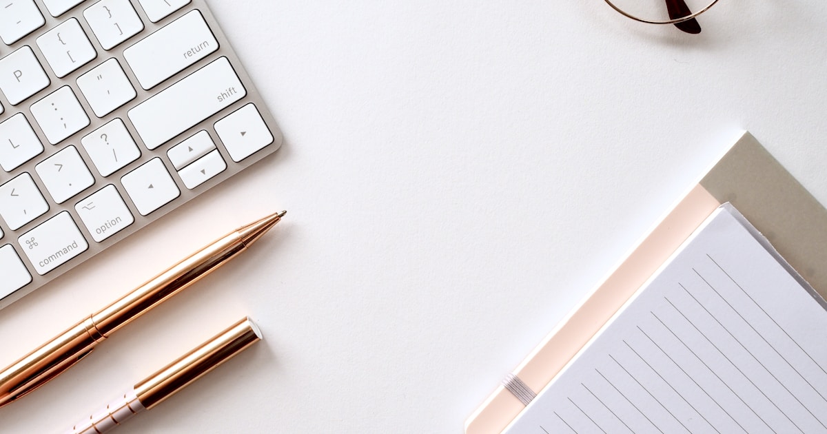 دفتر ملاحظات وأقلام على مكتب بحثي