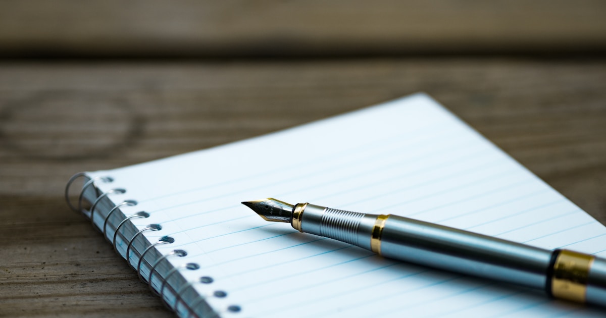 مكتب مرتب مع كتب وأوراق لتنظيم القراءة