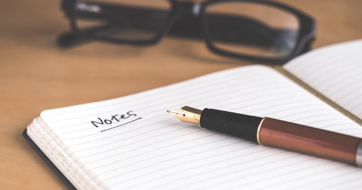 دفتر ملاحظات بحثي مع قلم على مكتب